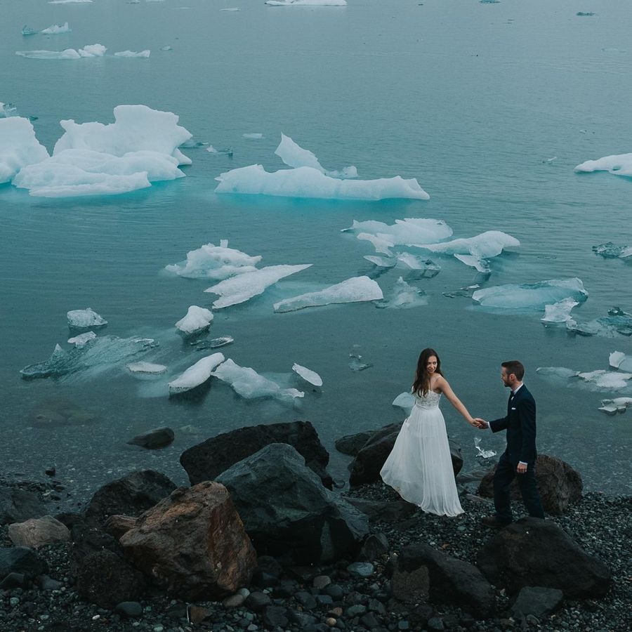 Couple walking next to a iceberg field in Iceland