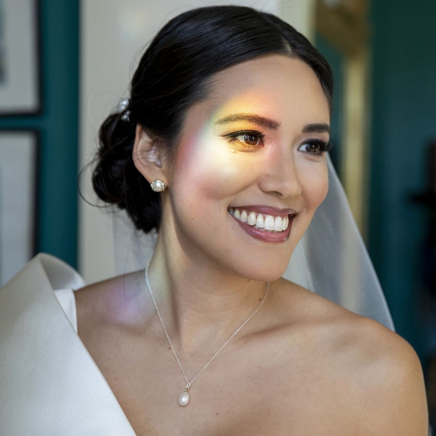 bride wearing pearl jewelry
