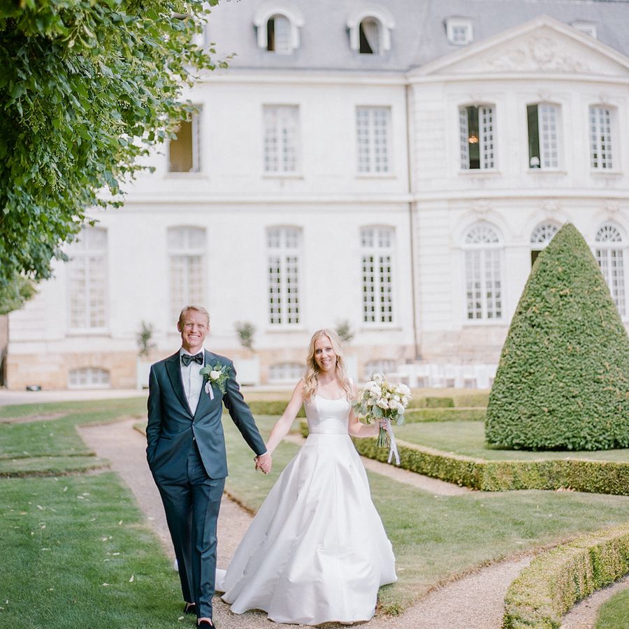 Newlyweds in front of Chateau du Luce