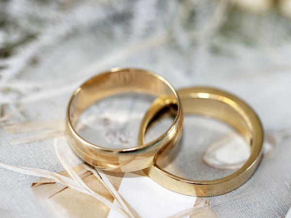 Interlocking gold wedding bands